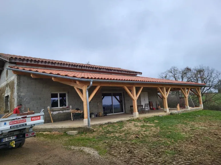 Installation d'une gouttière et d'une charpente assemblée